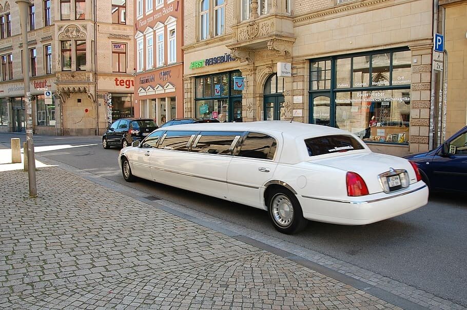 Weiße Limousine in der Stadt