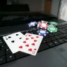 Laptop, Pokerchips, Spielkarten