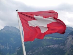 Schweizer Flagge vor Alpenpanorama