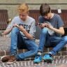 Kinder Jugendliche am Smartphone