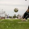 Ein Spieler auf einem Fußballplatz