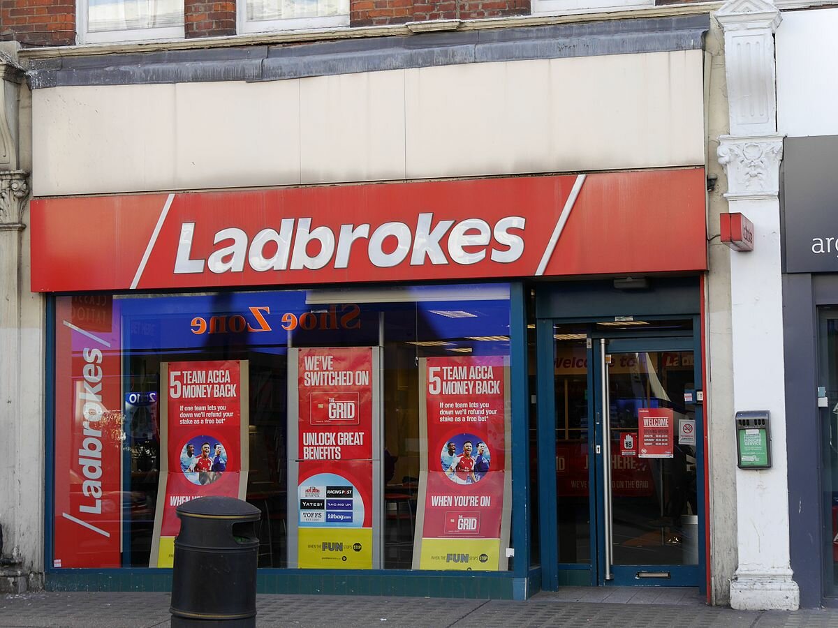 Ladbrokes Fassade|GVC Logo||Rouletterad mit Kugel