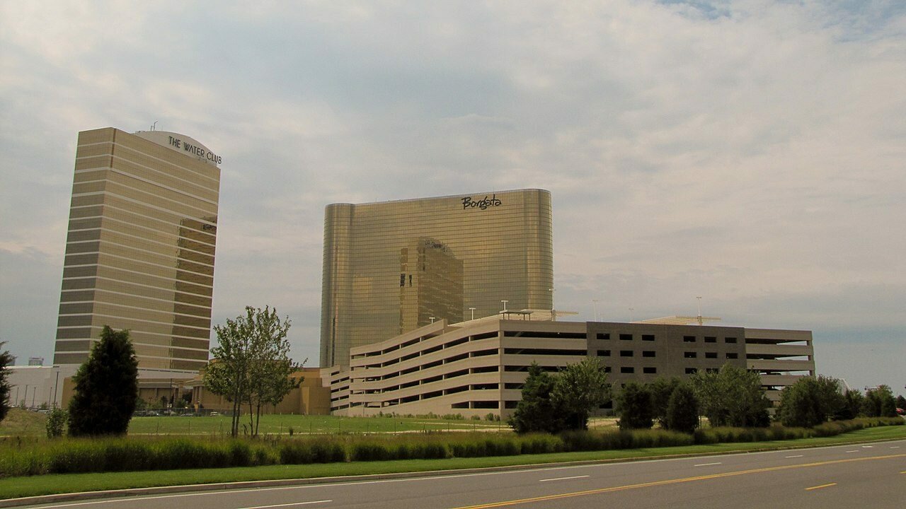 Das Gebäude des Borgata Hotel Casino & Spa|Phil Ivey am Pokertisch sitzend