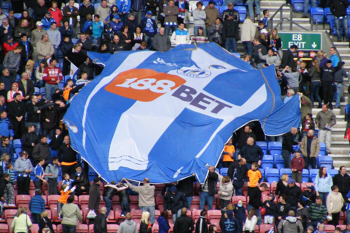 Fußball Fankurve Wigan Trikot