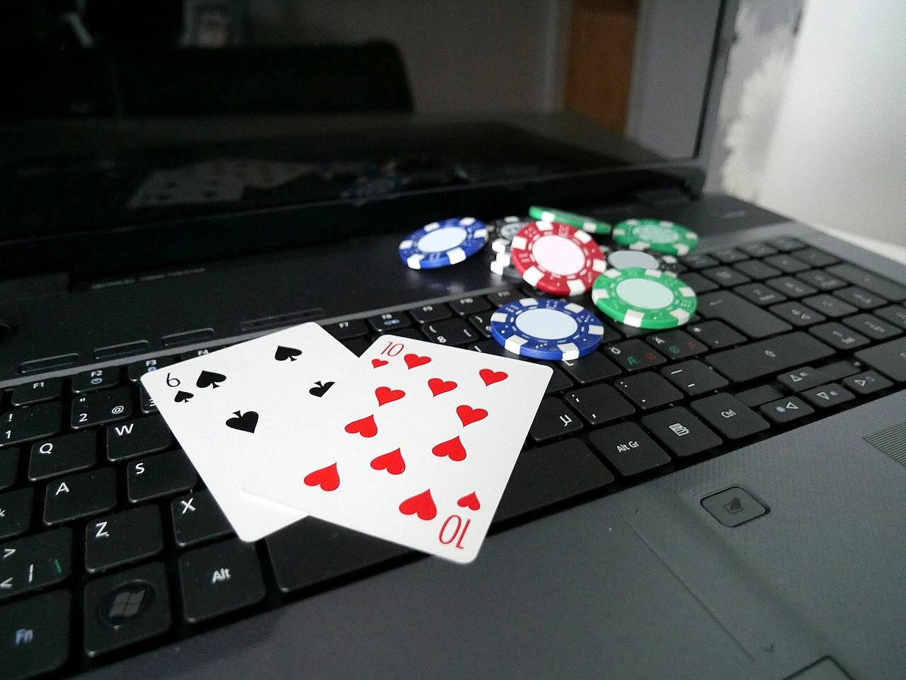 Laptop mit Chips|PokerStars Client