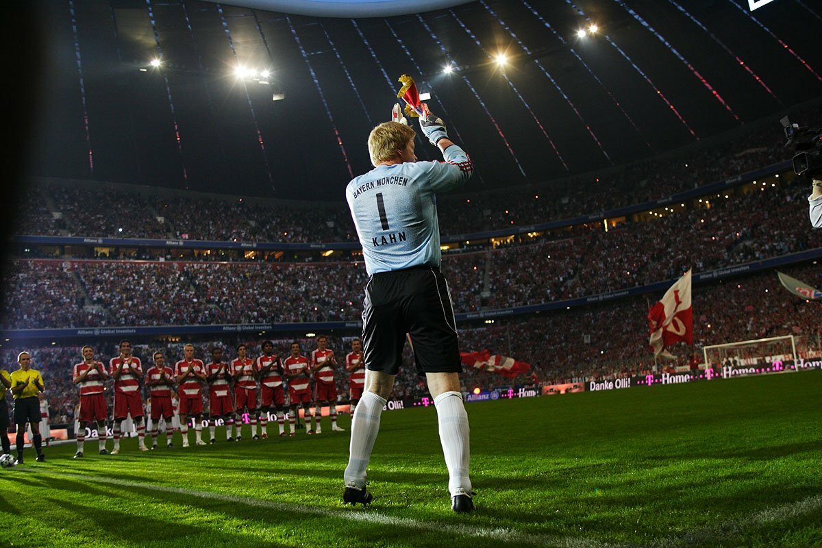 Oliver Kahn von hinten im Stadion